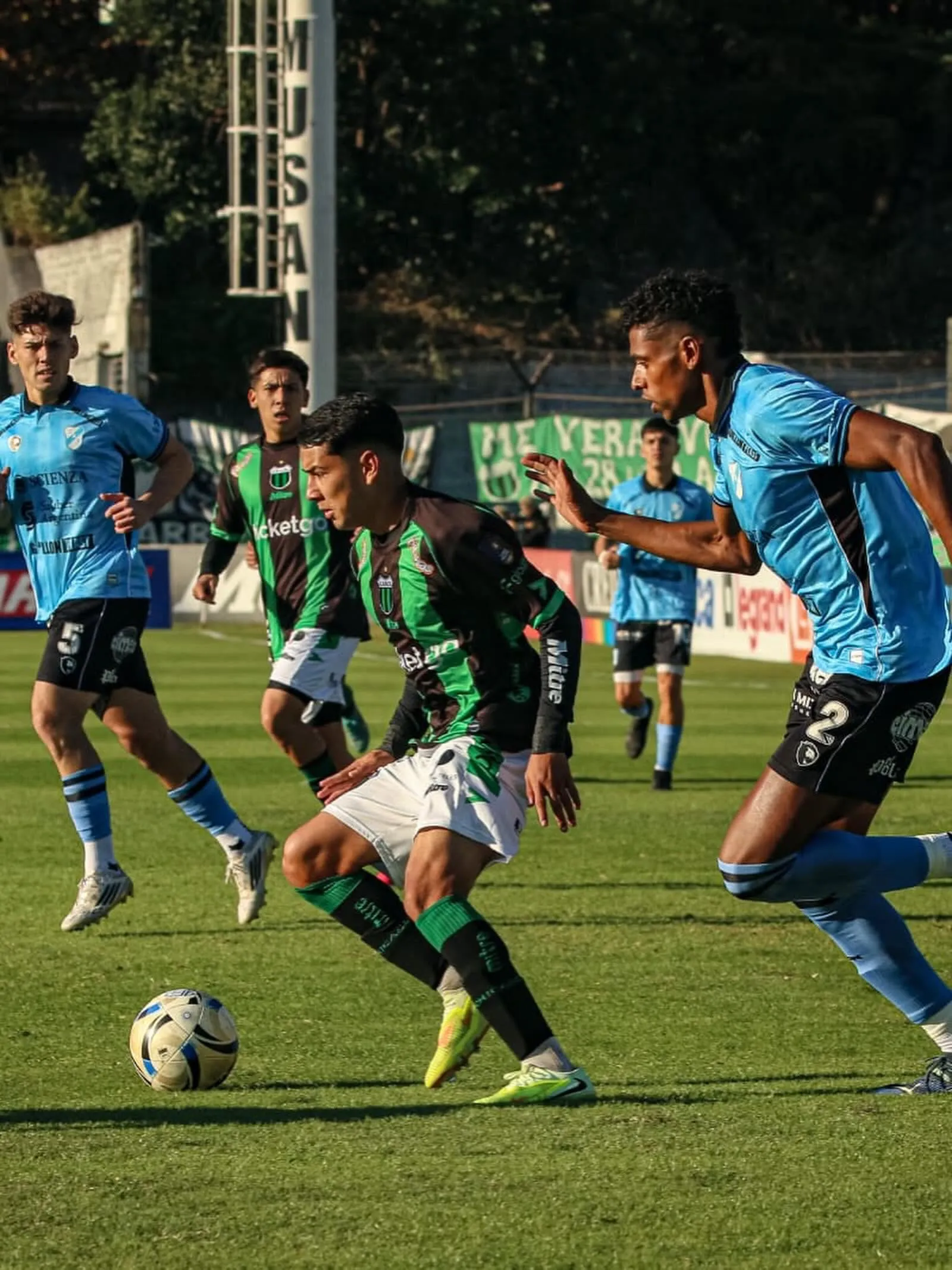 Nueva Chicago se mide ante el escolta en una jornada de alta exigencia